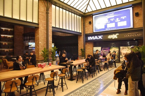 중국 100호점인 CGV 상하이 베이와이탄 로비 전경 <CGV 제공>